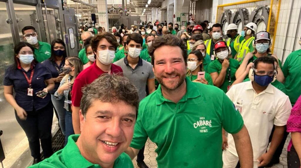 Guilherme Uchoa participa de lançamento da Cerveja Cabaré em Pernambuco