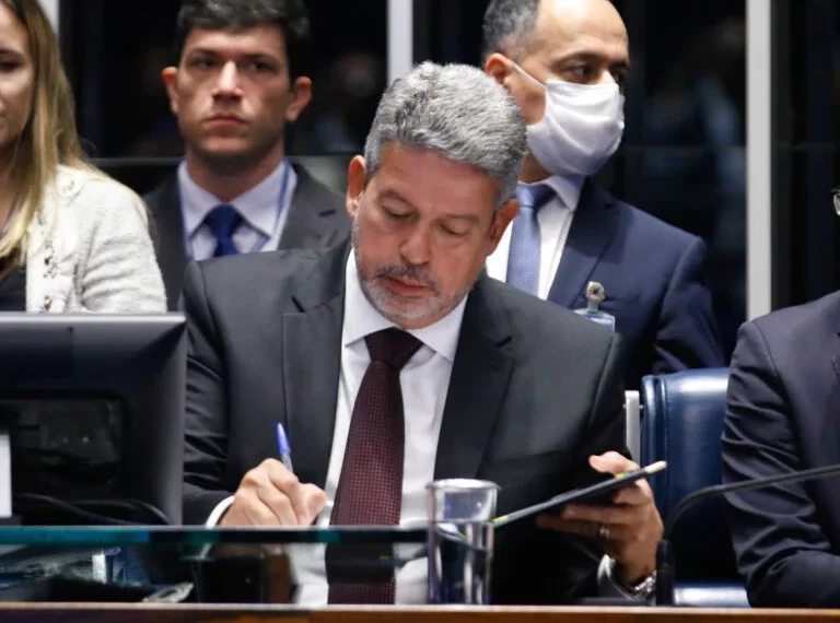Lira releva silêncio após crítica à urna: ‘Câmara fala se necessário’