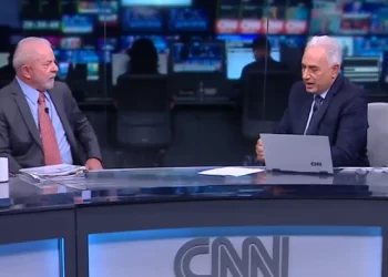 Lula é confrontado por William Waack e se perde em papéis