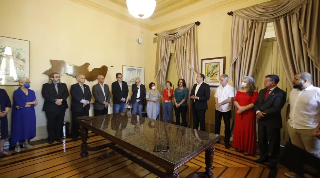 Paulo Câmara assina decreto de tombamento do Acervo Estadual da Comissão da Verdade