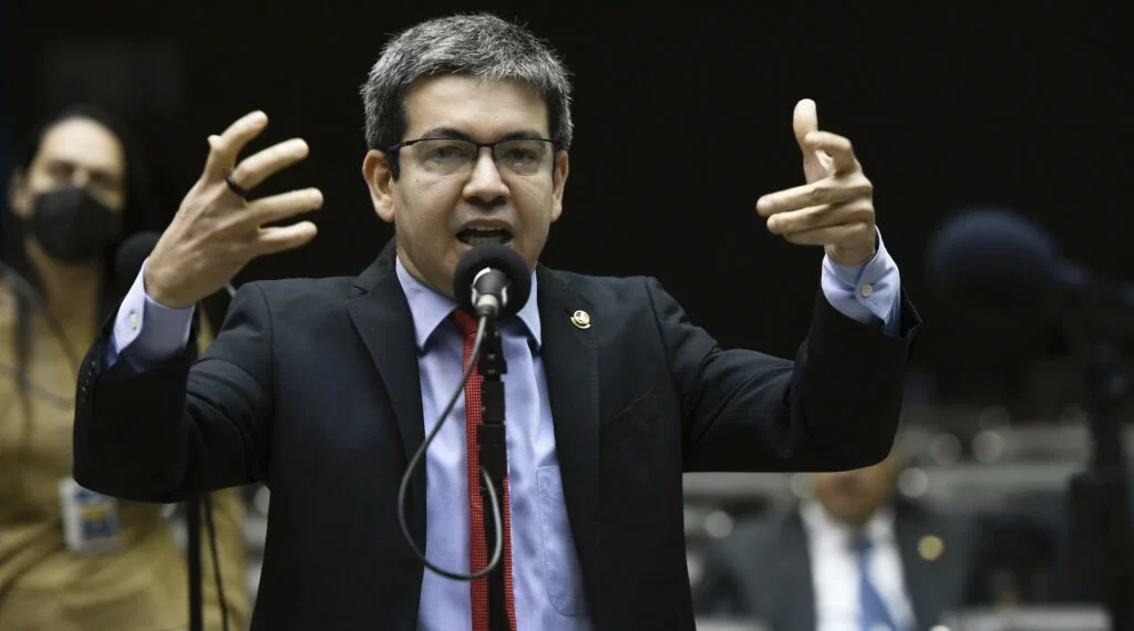 Polícia Federal prende empresário acusado de chamar senador Randolfe Rodrigues de “gazela”