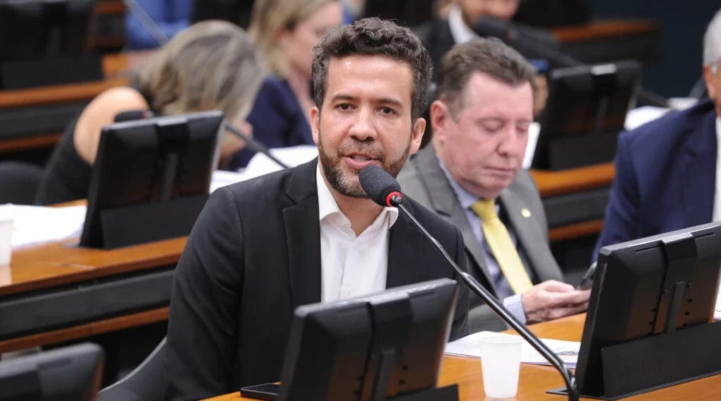 Deputados federais pedem ao STF investigação contra Janones