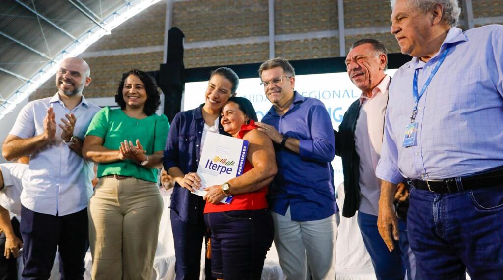 Governo de Pernambuco entrega 152 títulos de domínio para agricultores de quatro municípios do Sertão do Pajeú