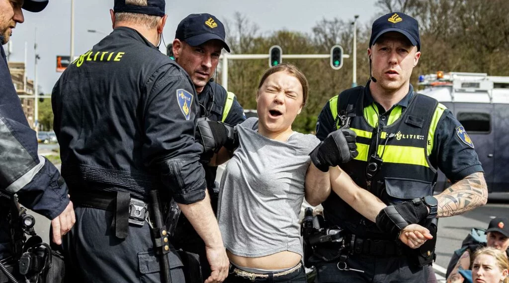 Greta Thunberg é detida mais uma vez pela polícia em protesto