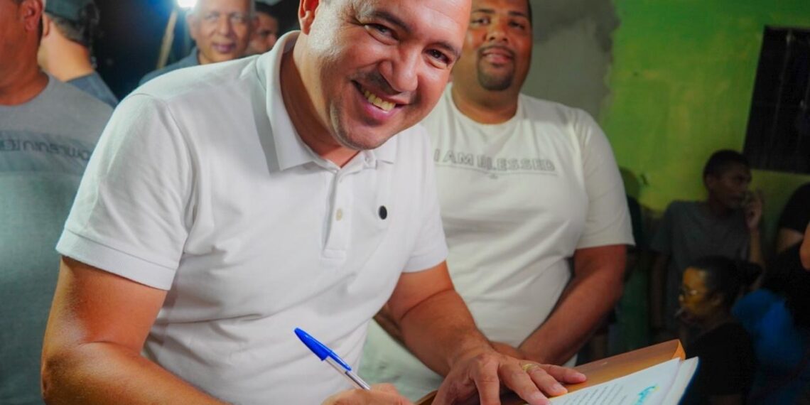 Jogli Uchôa assina mais uma ordem de serviço para calçamento em Araçoiaba
