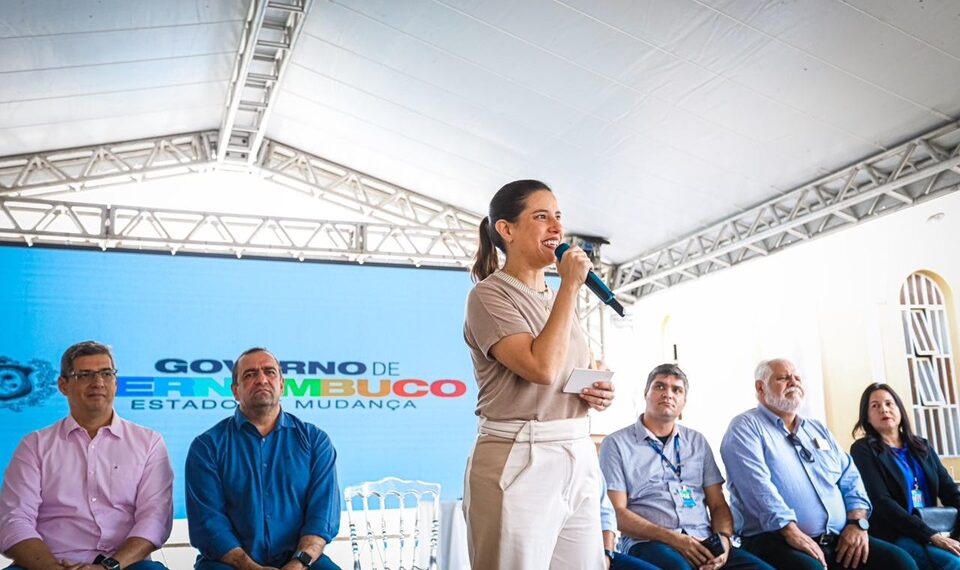 Raquel entrega trecho requalificado da PE-087 e autoriza recuperação da PE-085