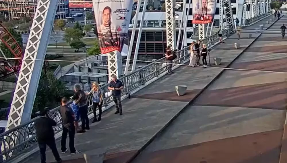 Bon Jovi salva mulher prestes a pular de ponte