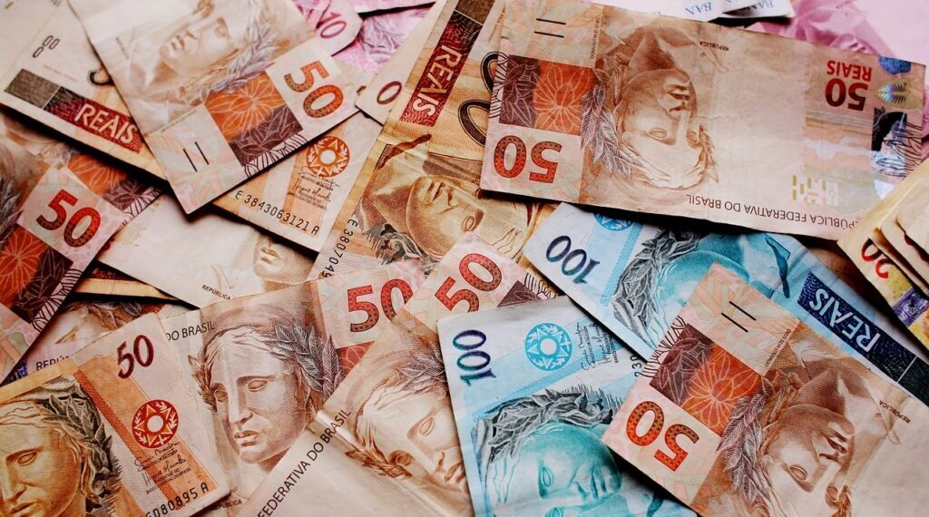 Ministros e desembargadores cobram R$ 50 mil por palestras