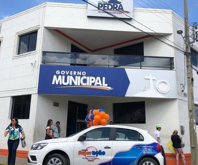 Oposição aponta que prefeito de Pedra estaria comprando votos com dinheiro público