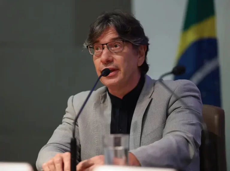 Após protestos, governo suspende fundação privada IBGE+