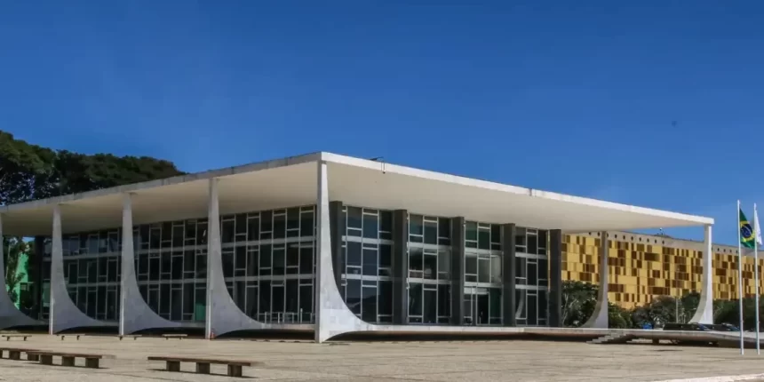 Juízes auxiliares do STF chegam a ganhar mais de R$ 100 mil - Foto (Reprodução)