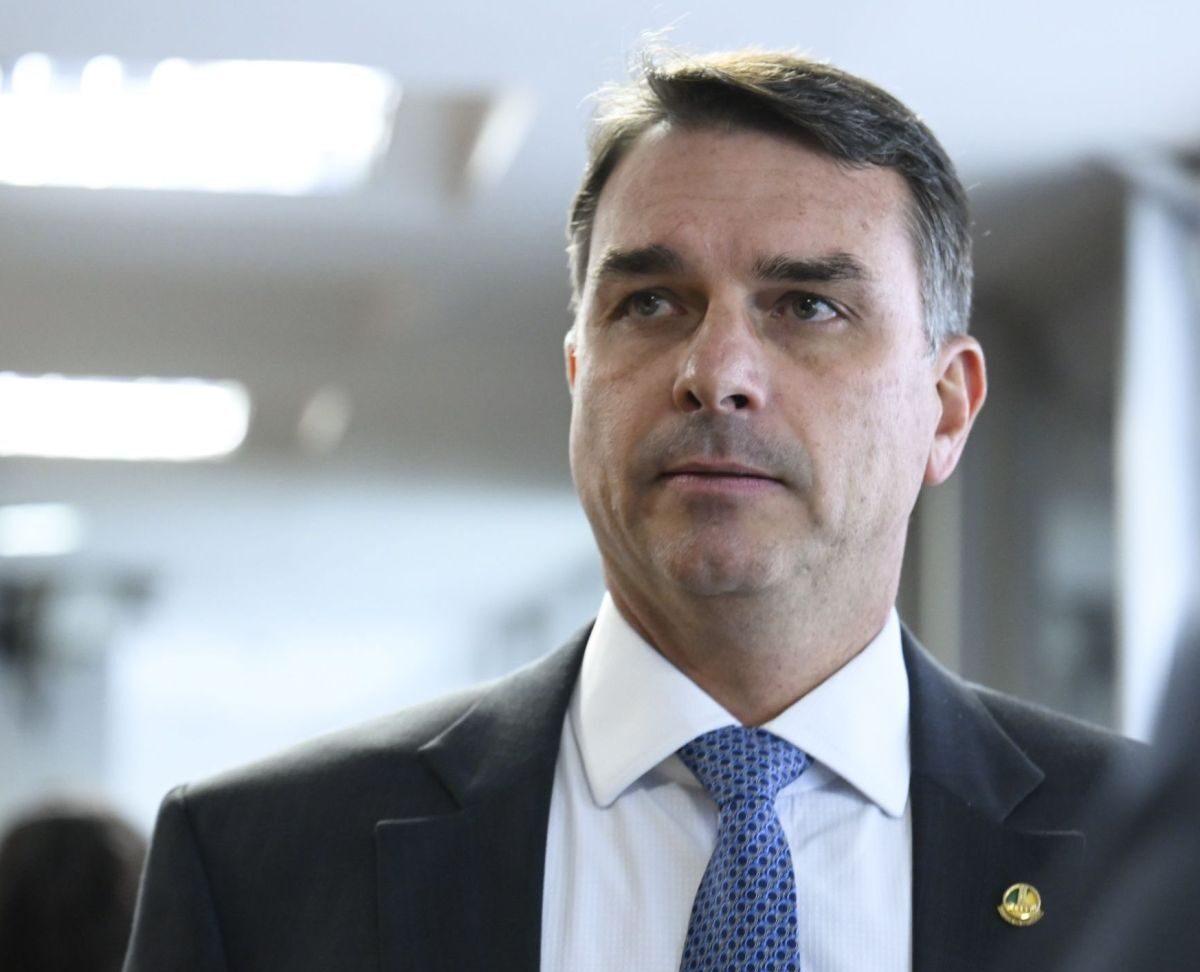 Flávio Bolsonaro pede aos EUA suspensão de tarifa sobre produtos brasileiros e diz que medida favoreceria Lula