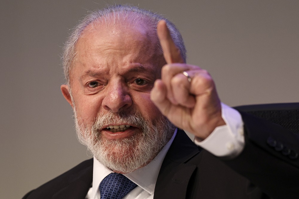 Lula critica família Bolsonaro após carta de Flávio a Trump sobre tarifas: “Nossa Pátria não está à venda”