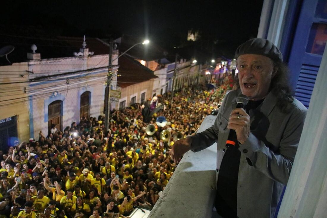 Olinda vira Carnaval para celebrar os 80 anos de Alceu Valença em homenagem emocionante da Pitombeira